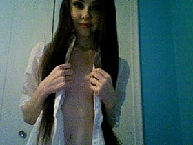 Brunette Amateur Shirtless: A Sizzling Hot Moment'