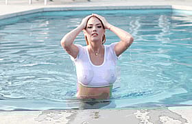 Hot Babe in White Tank Top Masturbating in Swimming Pool'