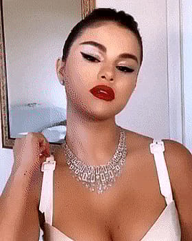 Selena Gomez's Sizzling Hot Bikini Photoshoot'