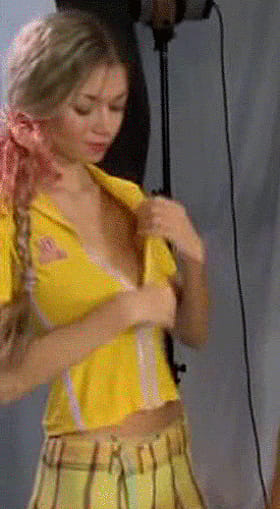 Big Tits Teen Exposes Her Boobs in Yellow Shirt'