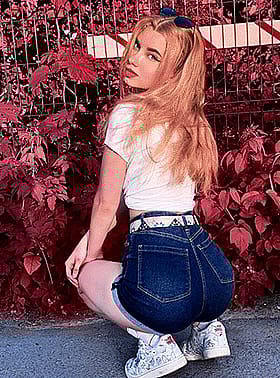 College Teen Blowjob: Mouthplay with a Tongue-Tickling Taste'
