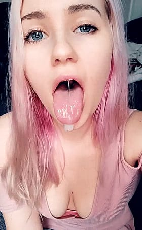 Blonde Babe with Natural Boobs and Rolling Eyes Giving Ahegao Face'
