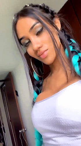 Laura Saenz: Gorgeous Shemale Trap Queen'