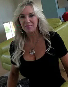 Sandra Otterson's Cleavage Showcase'