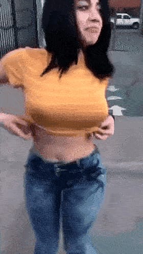 Amateur Brunette Girlfriend Flashing in Public'