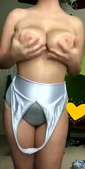 Amateur Big Tits Bouncing: Squeezing Natural Tits'
