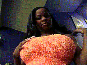 Big Tits Brunette Ebony Babe Shows Off Her Juicy Boobs'
