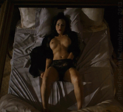 Babes & Celebrity: Naked Celebrity Babes on a Bed picture 1 of 1