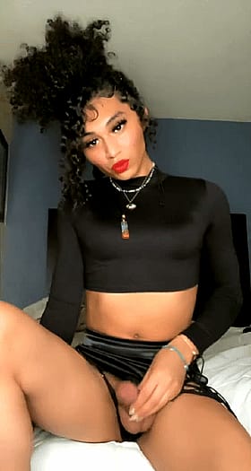 Big Shemale Luma Lavont Gets Her Trap On'