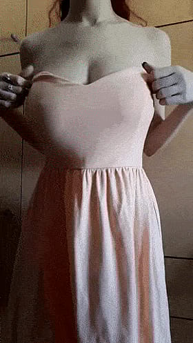 Big Tits Babe Shows Off Her Boobs'