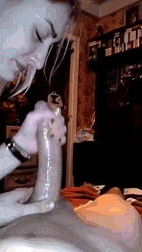 Blonde Amateur Giving Deepthroat Blowjob'