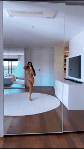 Big Tits Brazilian Singer Simaria Takes a Selfie in Her Living Room'