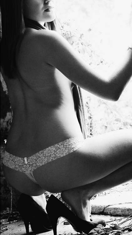 Uncategorized Pussy: A Sizzling Hot Babe in a Floral Bikini picture 1 of 1