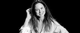 Katherine Waterston's Brunette Smile: A Celebrity's Sultry Gaze'