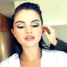 Selena Gomez Gets Her Green On: A Sultry Makeover'