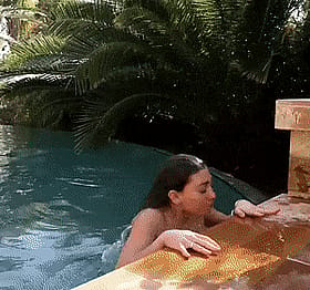 Hot Chick in Swimming Pool Giving Blow Job'