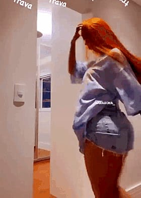 Redhead Twerking with a Nice Butt'